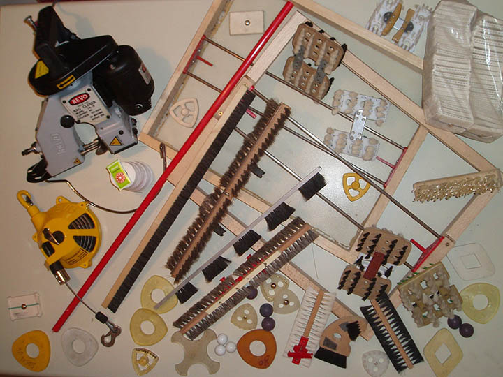 Mlinska oprema, rezervni delovi, plastične metalne kofice, konac, vreće, mlinska oprema